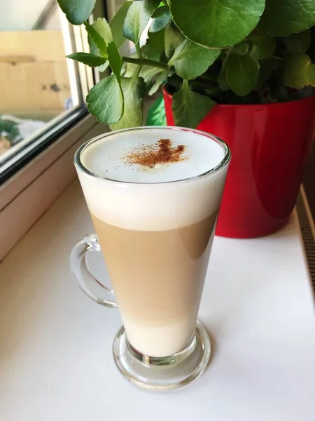 Leckerer Kaffee Latte Mit Zimt Auf Der Fensterbank — Stockfoto