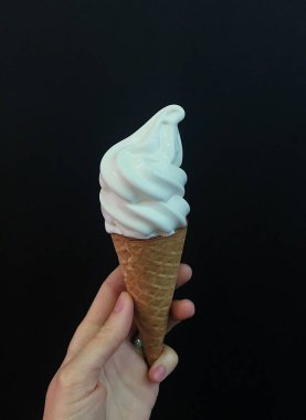 Elinde waffle koni vanilyalı dondurma  