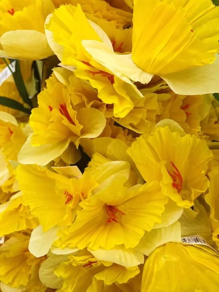 Bellissimi Fiori Artificiali Gialli Nel Negozio — Foto Stock