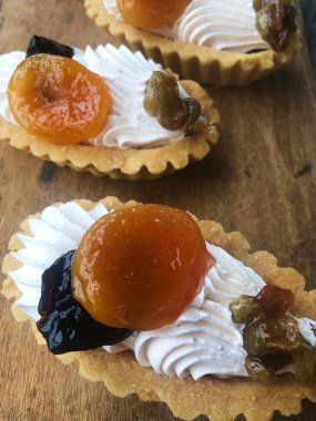 Krema ve kuru kayısı ile lezzetli kek  