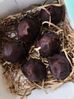 Beyaz bir kutuda lezzetli çikolata şeker 