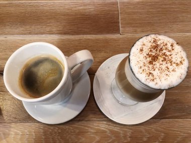 Kafede tarçın ve kapuçino ile kahve latte