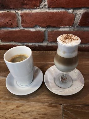 Kafede tarçın ve kapuçino ile kahve latte