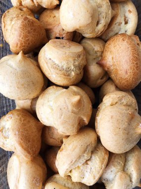 Kahvaltı için vanilya kremaile lezzetli kek 