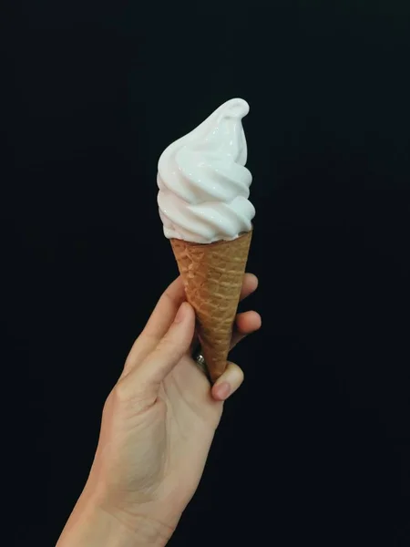 手にワッフルコーンのバニラアイスクリーム — ストック写真