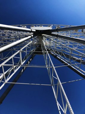 Park manzarasında beyaz dönme dolap. 