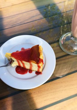 Milkshake ve cheesecake kafede sos ile
