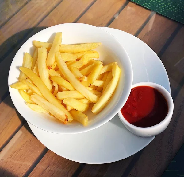 Batatas Fritas Com Ketchup Mesa — Fotografia de Stock