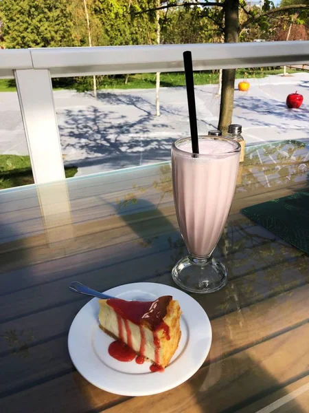 Milkshake Och Cheesecake Med Sås Café — Stockfoto