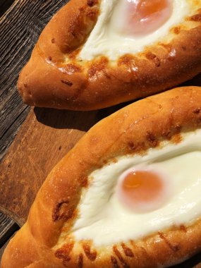Yumurta ve peynir ile lezzetli Gürcü ekmeği 