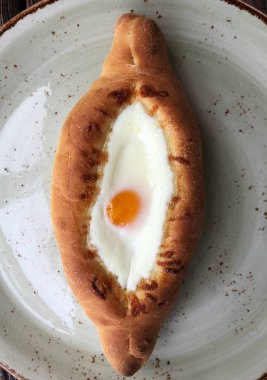 Yumurta ve peynir ile lezzetli Gürcü ekmeği 