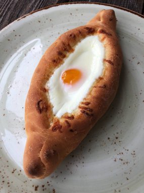 Yumurta ve peynir ile lezzetli Gürcü ekmeği 