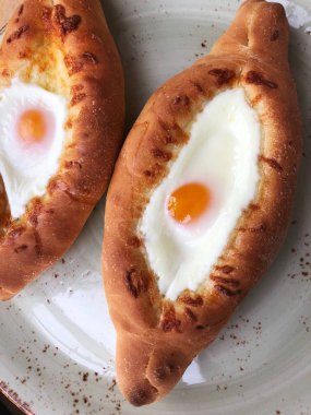 Yumurta ve peynir ile lezzetli Gürcü ekmeği 