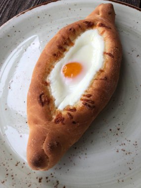 Yumurta ve peynir ile lezzetli Gürcü ekmeği 