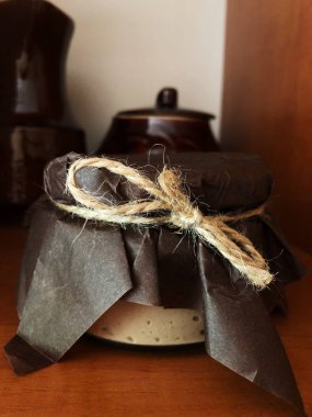 Bir kavanozda lezzetli tavuk ciğeri ezmesi