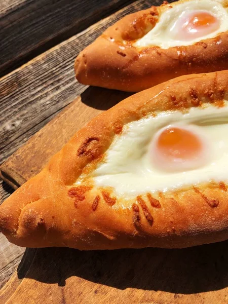 계란과 치즈를 곁들인 맛있는 그루지야빵 — 스톡 사진