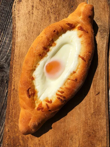 계란과 치즈를 곁들인 맛있는 그루지야빵 — 스톡 사진