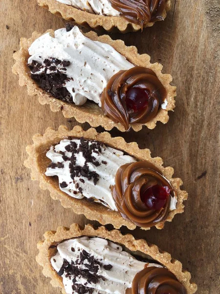 Νόστιμα Κέικ Κρέμα Βατόμουρο Και Σοκολάτα — Φωτογραφία Αρχείου
