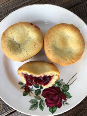 Bir tabakta kiraz reçeli ile lezzetli cupcakes 