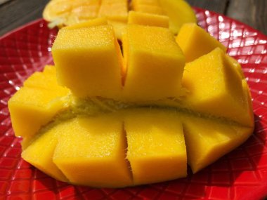 Kırmızı tabakta lezzetli sulu mango 