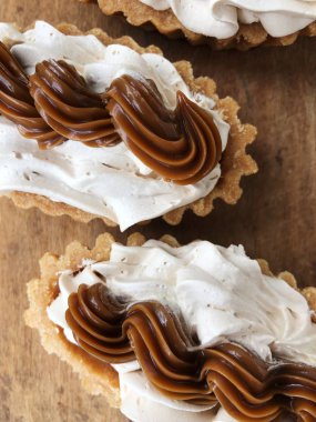 Ahşap bir stand üzerinde lezzetli kremalı kek