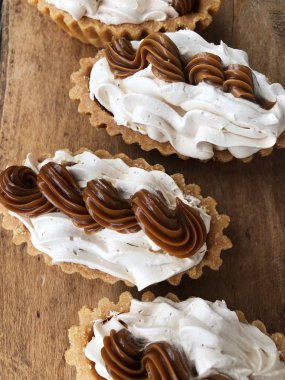 Ahşap bir stand üzerinde lezzetli kremalı kek 