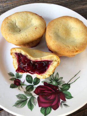 Bir tabakta kiraz reçeli ile lezzetli cupcakes