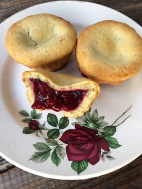 Bir tabakta kiraz reçeli ile lezzetli cupcakes