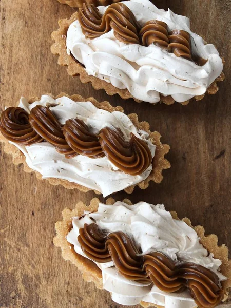 Delicious Cream Cakes Wooden Stand — Stock Photo, Image