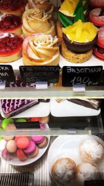 Kafede pencerenin arkasında lezzetli kek