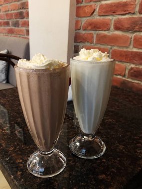 Bir kafede süt ve çikolatalı milkshake