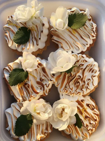 Leckere Sahne Und Rosenkuchen Einer Schachtel — Stockfoto