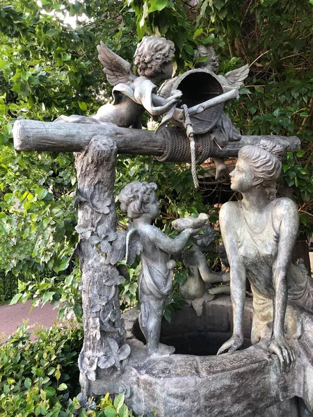 Hermosa Estatua Con Ángeles Parque — Foto de Stock