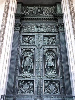 Desen görünümü ile güzel antik Metal kapılar