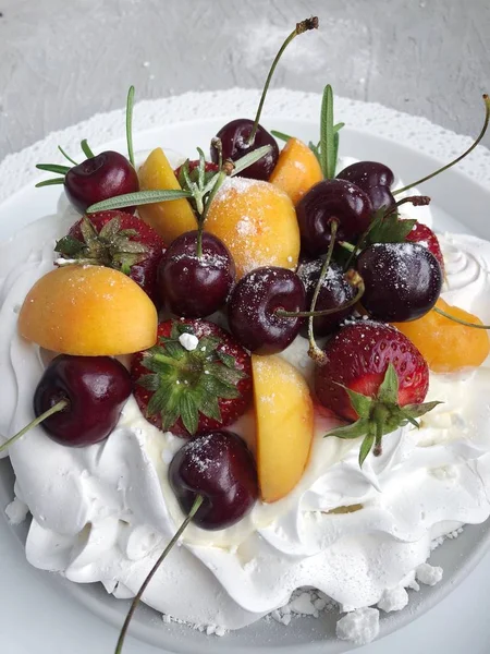 Delicioso Pastel Con Merengue Bayas Mesa — Foto de Stock