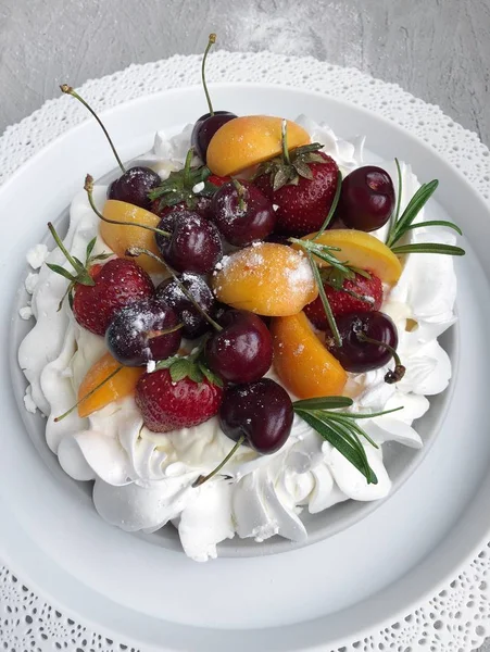 Leckerer Kuchen Mit Baiser Und Beeren Auf Dem Tisch — Stockfoto