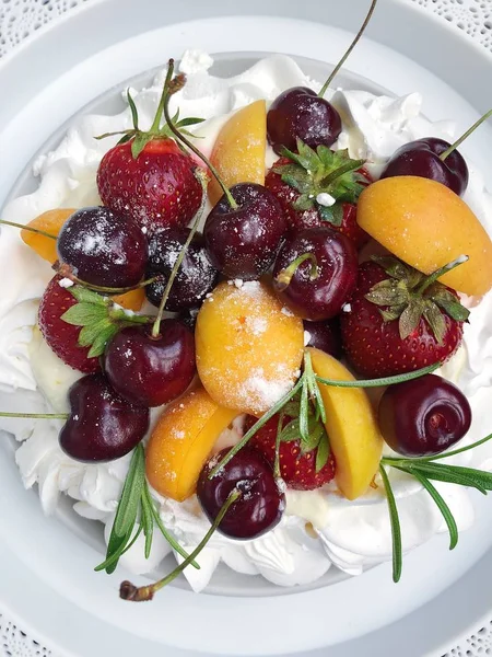 Leckerer Kuchen Mit Baiser Und Beeren Auf Dem Tisch — Stockfoto