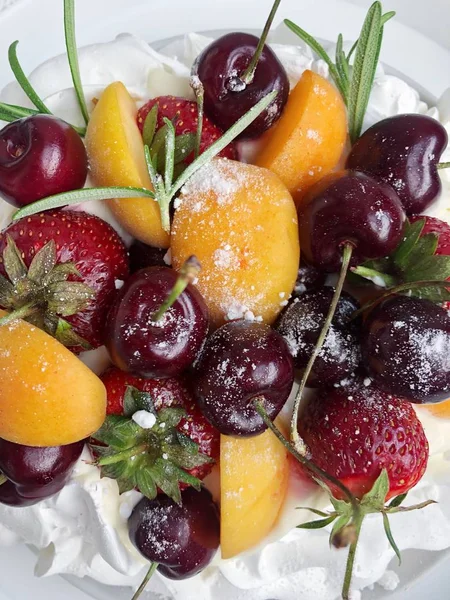 Leckerer Kuchen Mit Baiser Und Beeren Auf Dem Tisch — Stockfoto