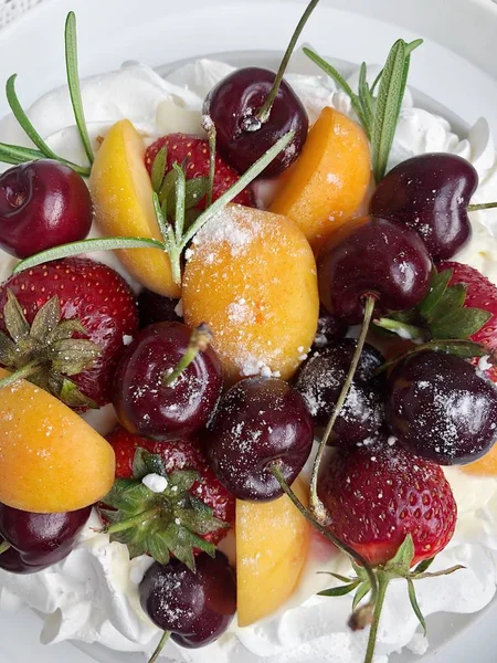 Leckerer Kuchen Mit Baiser Und Beeren Auf Dem Tisch — Stockfoto