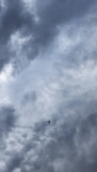 Flugzeug Fliegt Himmel Und Wolken — Stockfoto