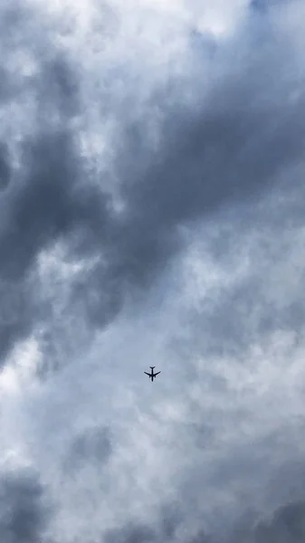 Vliegtuig Vliegt Lucht Wolken — Stockfoto