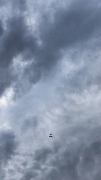 Aereo Vola Nel Cielo Nuvole — Foto Stock