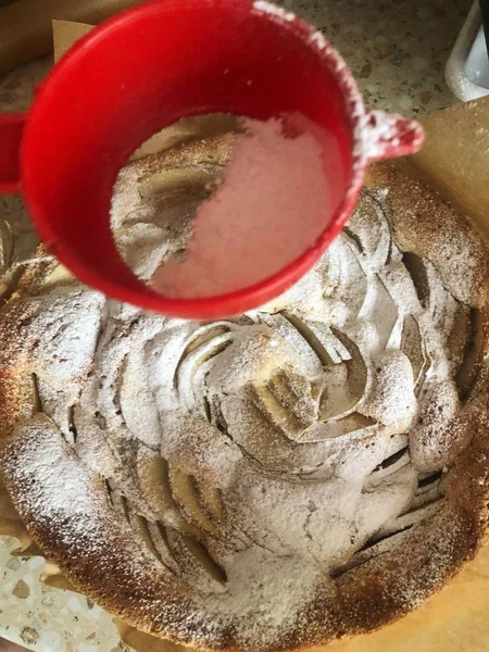 Deliziosa Torta Mele Con Mele Sul Tavolo — Foto Stock