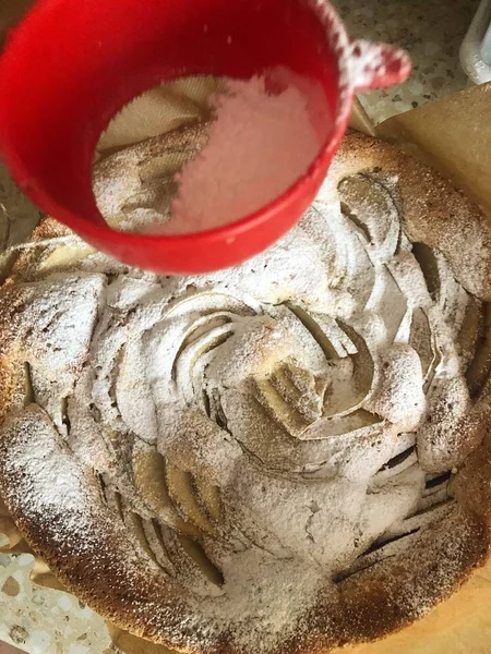 Deliziosa Torta Mele Con Mele Sul Tavolo — Foto Stock