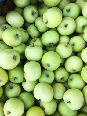 Piyasada bir kutu lezzetli yeşil elma