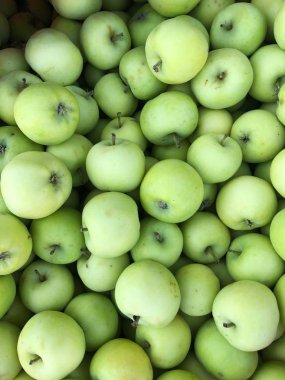 Piyasada bir kutu lezzetli yeşil elma