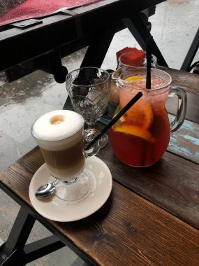 Restoranda narenciye kokteyli ve kahve