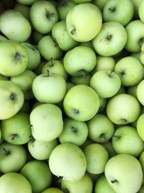 Piyasada bir kutu lezzetli yeşil elma