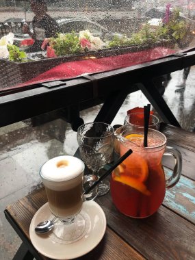 Restoranda narenciye kokteyli ve kahve 