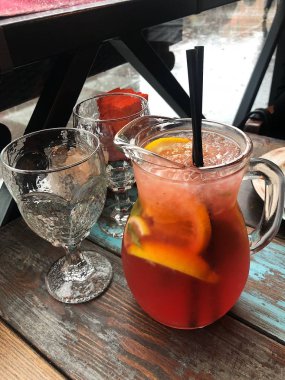 Restoranda narenciye kokteyli ve kahve 